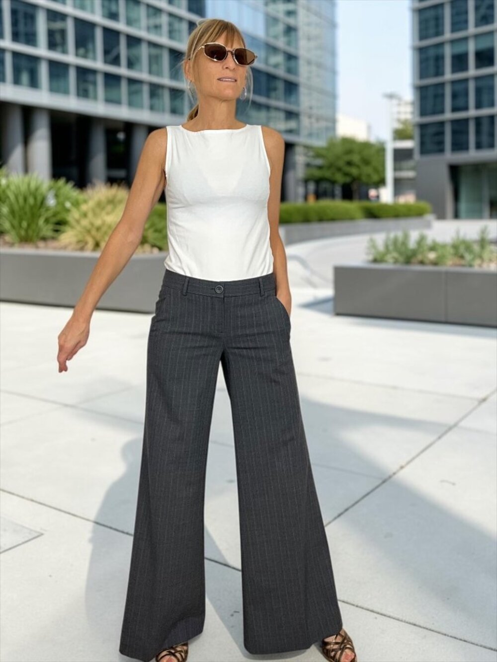 Theory Lonan Wide Leg Pants 2 Gray Striped Wool Blend Quiet Luxury